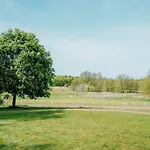 Auf Idyllischem Landsitz Mit Parkanlage