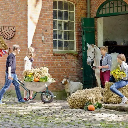 Auf Idyllischem Landsitz Mit Parkanlage