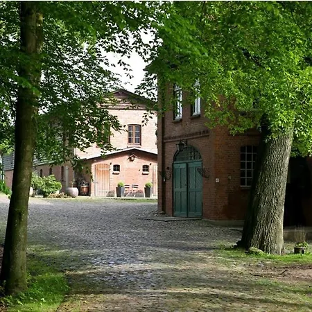 Ferienhaus Auf Idyllischem Landsitz Mit Parkanlage Negernboetel